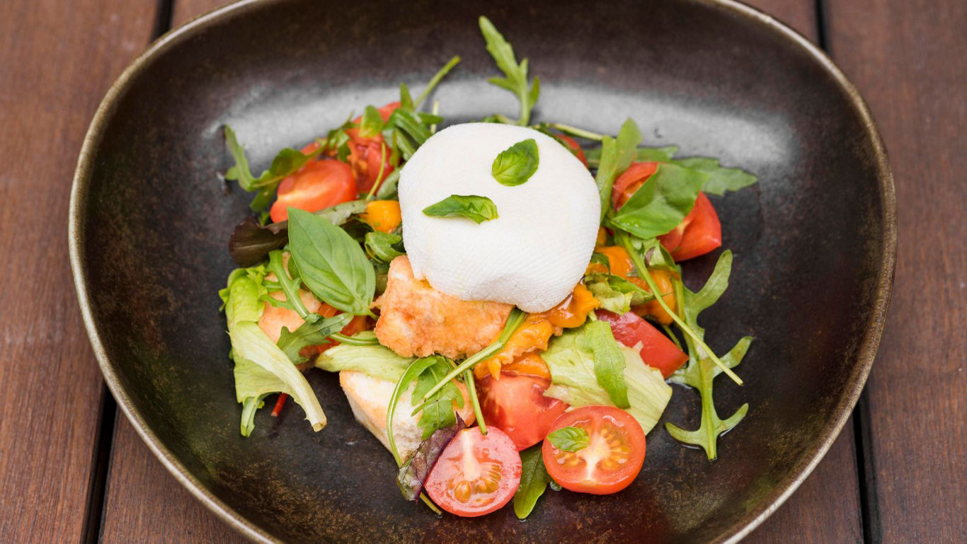 Fresh Mango Burrata Salad: Creamy And Juicy Summer Delight